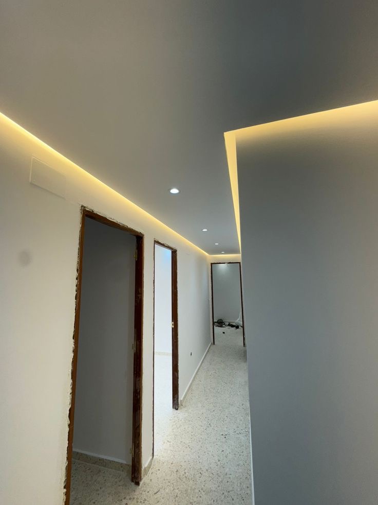 Forro liso premium em corredor residencial
