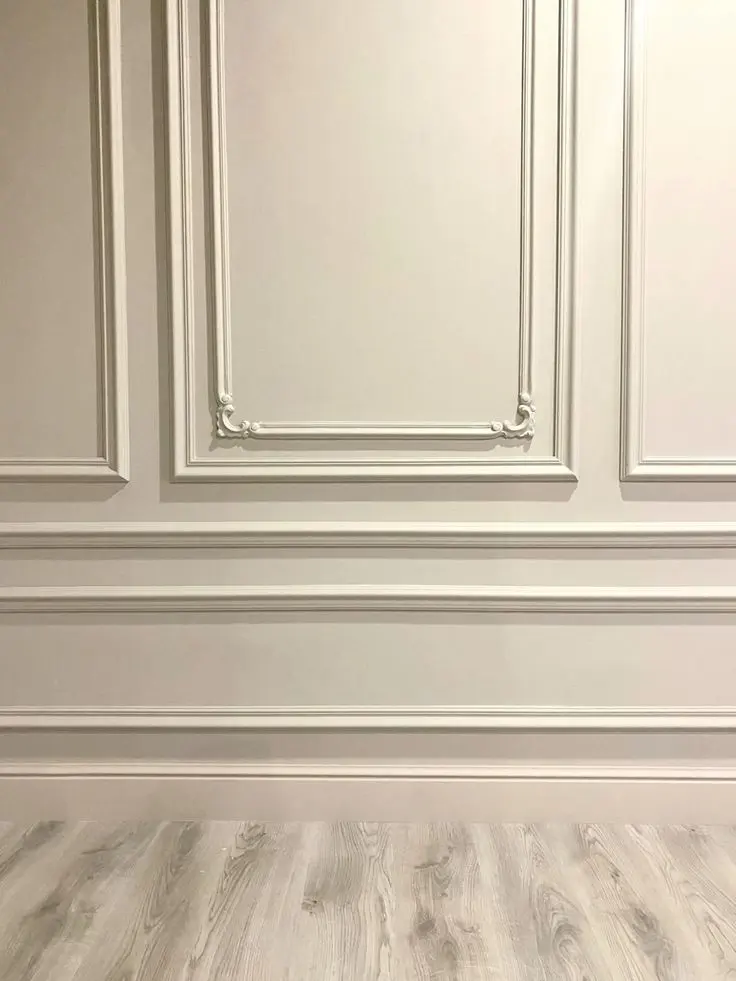 Moldura clássica em gesso na sala de jantar