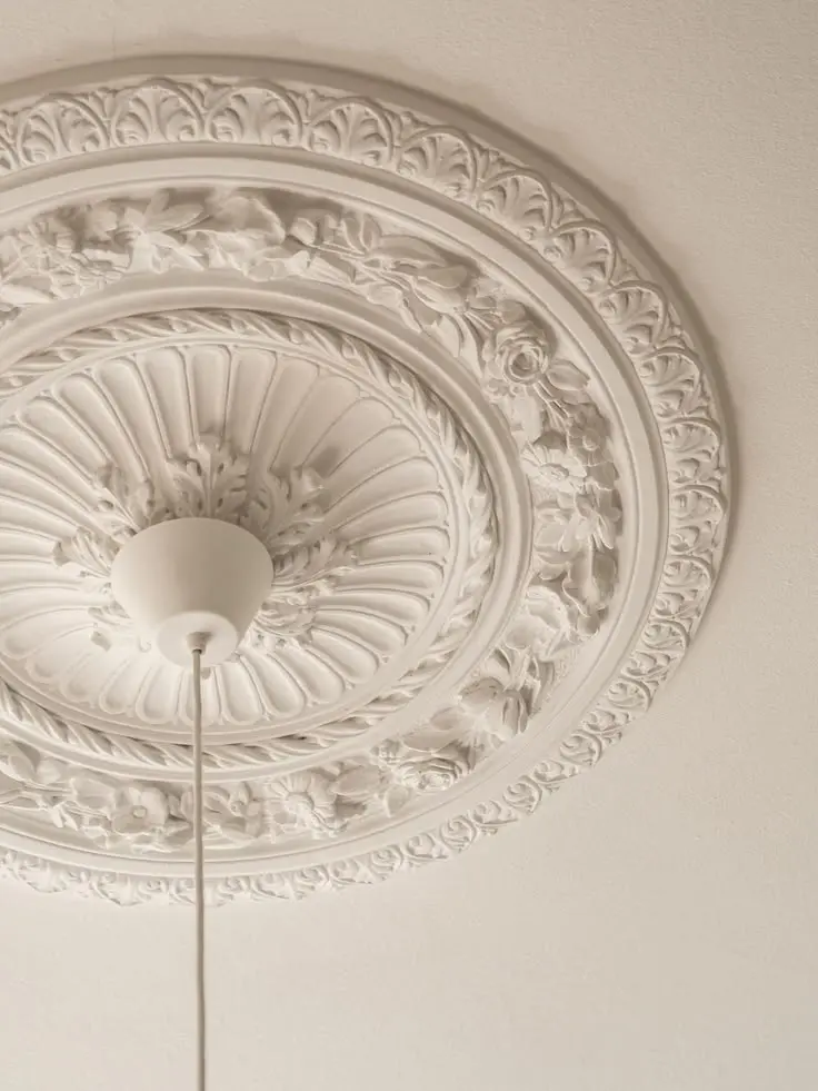 Roseta ornamental em gesso na sala de jantar