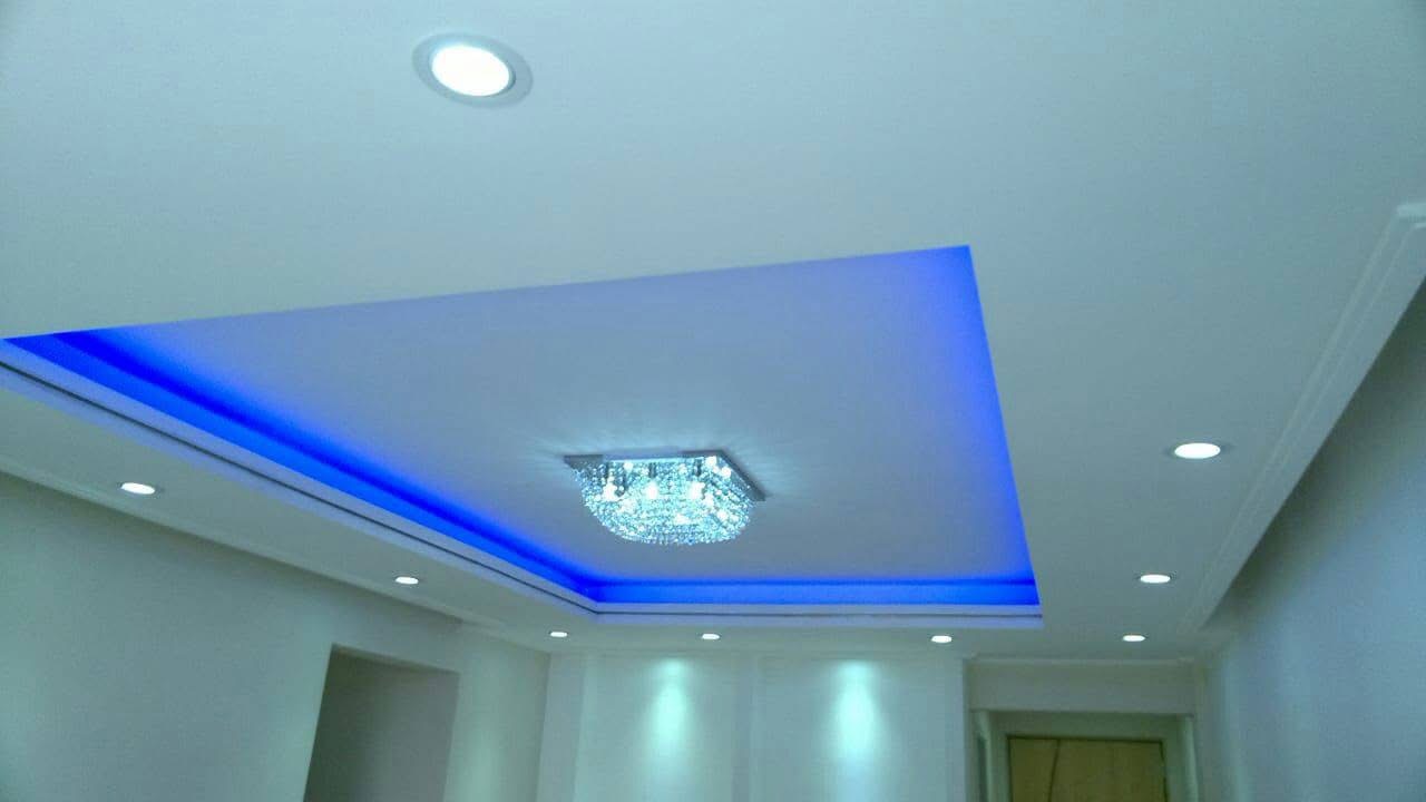 Sanca com iluminação LED RGB em suíte